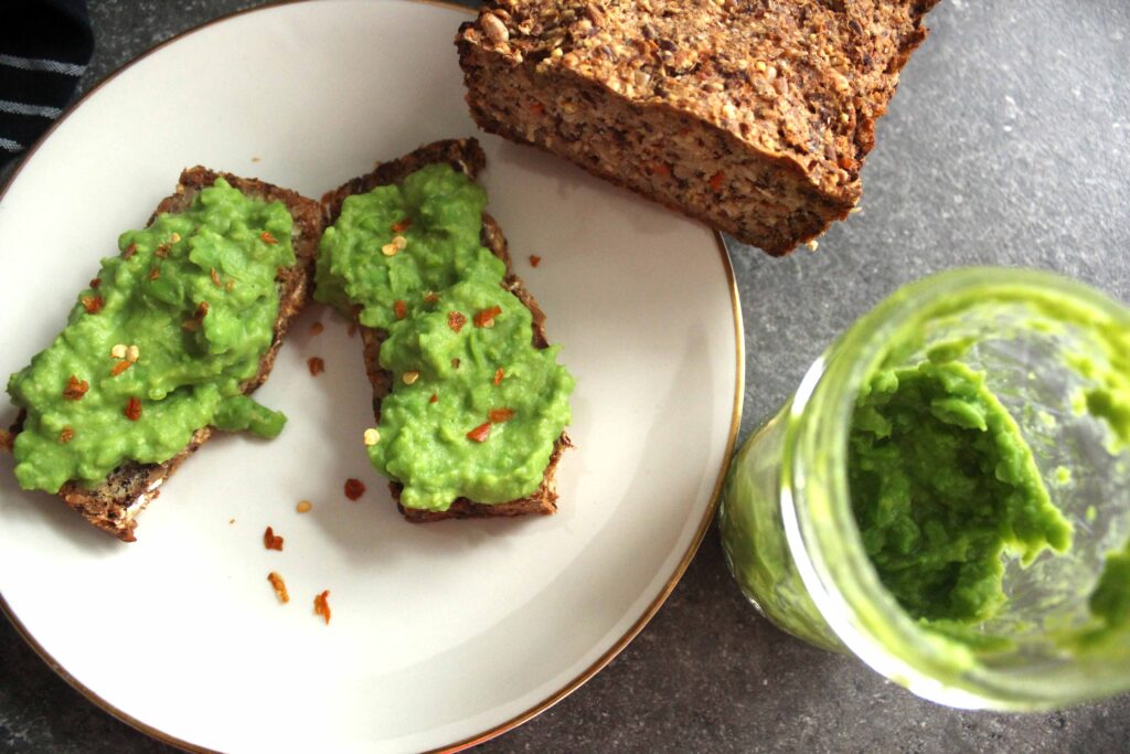 Brot mit Erbsenaufstrich auf Teller